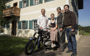 Die Filmcrew vor dem Jägerstätter-Haus.