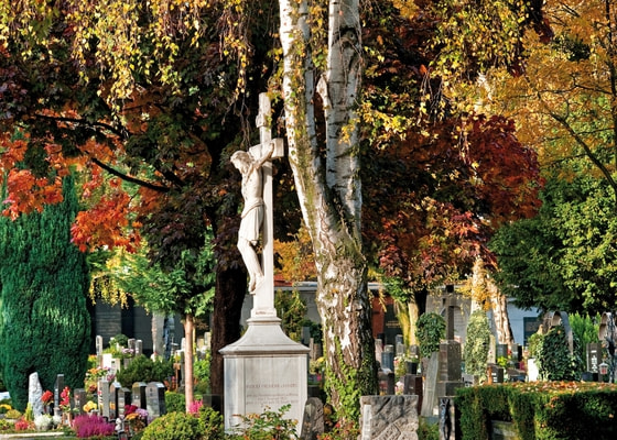 Die Grabstätte der Schriftstellerin Enrica von Handel-Mazetti in Herbststimmung