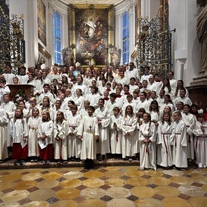 Eine große Ministrantenschar bei der Festmesse