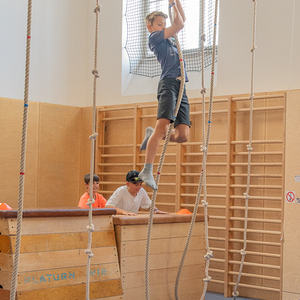 Spielerisch entdecken die Kinder zentrale Botschaften der BibelBild: Der Turnsaal wird bei der Erzählung vom Auszug aus Ägypten um Meer, das die Kinder überqueren