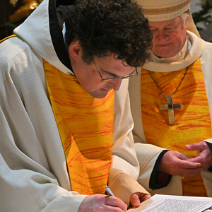 Pfarrer P. Franz Ackerl unterzeichnete das Glaubensbekenntnis