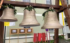 Drei Glocken: geweiht Hl. Johannes dem Täufer und Hl. Nikolaus, Hl. Maria Magdalena, Hl. Josef.  Maria Hanl, 2021