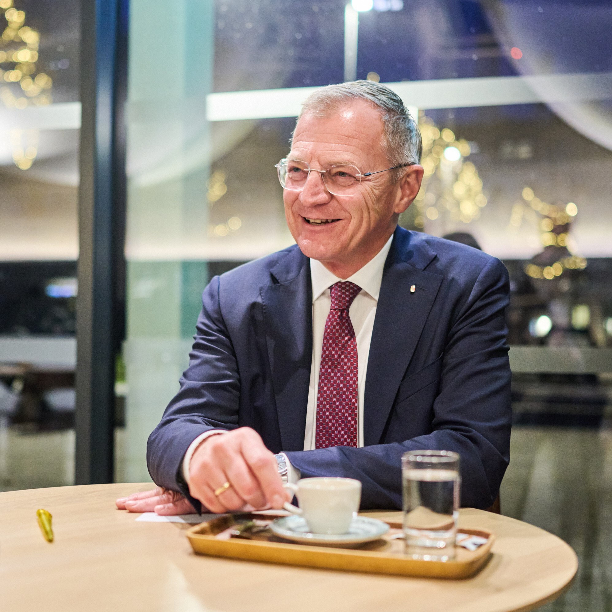 Landeshauptmann Thomas Stelzer im Domcafé des Mariendoms