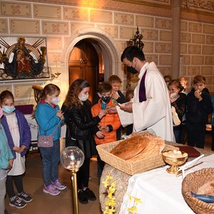 Verteilung Fladenbrot an Erstkommunionkindern