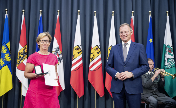 Christine Feldbacher erhält die Verdienstmedaille des Landes OÖ.
