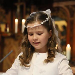 Die Kinder begrüßen ihre Gäste.