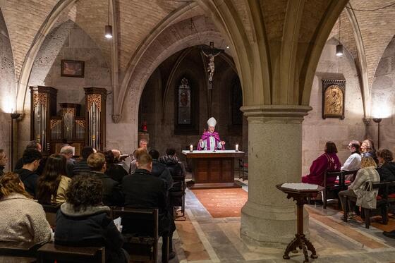 Zulassungsfeier für erwachsene Taufkandidat:innen in der Krypta des Mariendoms.