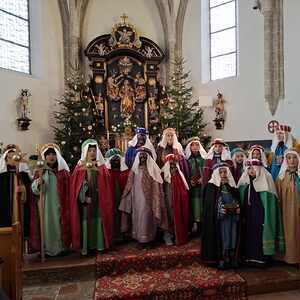 Die Sternsinger ziehen in die Kirche ein.