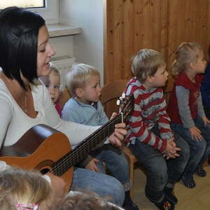 Bischof besuchte Volksschulen und Kindergarten