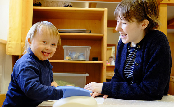 Elena Mader nutzt das Freiwillige Soziale Jahr bei der Caritas, um auszuprobieren, ob ihr die Arbeit mit Kindern gefällt.