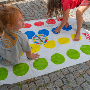 Platz vor der Kirche wurde zur Spielarena