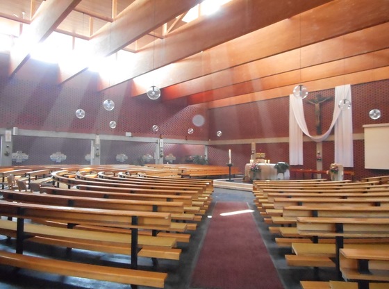 Pfarrkirche unter Sonnenstrahlen          