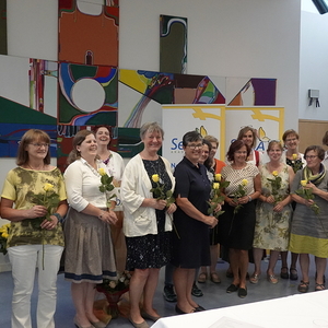 Teilnehmerinnen der Lehrgänge mit Rose                               