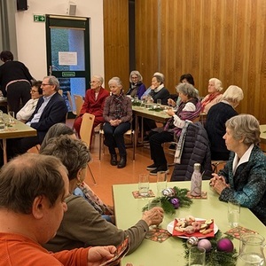 Mitfeiernde Personen bei der Adventfeier