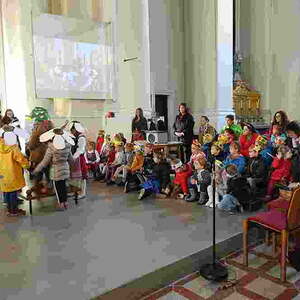 mit den Kindern des Pfarrcaritas-Kindergartens Hl. Familie