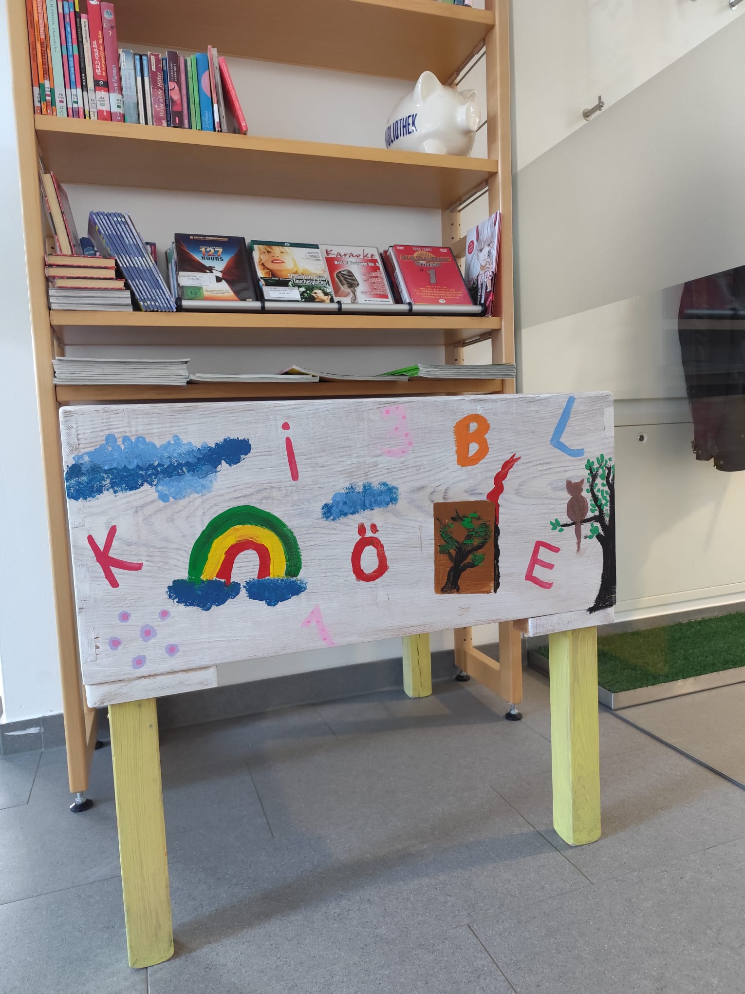 Bemalen der Bücherschütten / G.Höglinger Bemalen der Bücherschütten