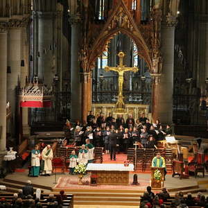 Der Chor des Konservatoriums für Kirchenmusik lauscht der Predigt.