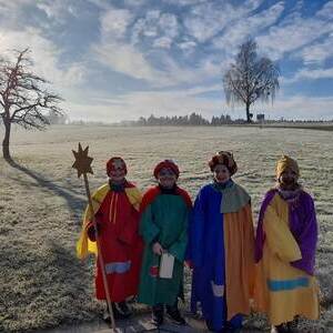 Die Sternsinger unterwegs.