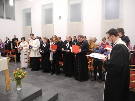 V. l.: Pfarrerin Elisabeth Steinegger, Dompfarrer Maximilian Strasser, Pfarrerin Veronika Obermeir, Ökumene-Referentin Helga Schwarzinger,  Superintendent Gerold Lehner, Bischof Manfred Scheuer und Gastgeber Pastor Martin Siegrista Helga Schwarzinger