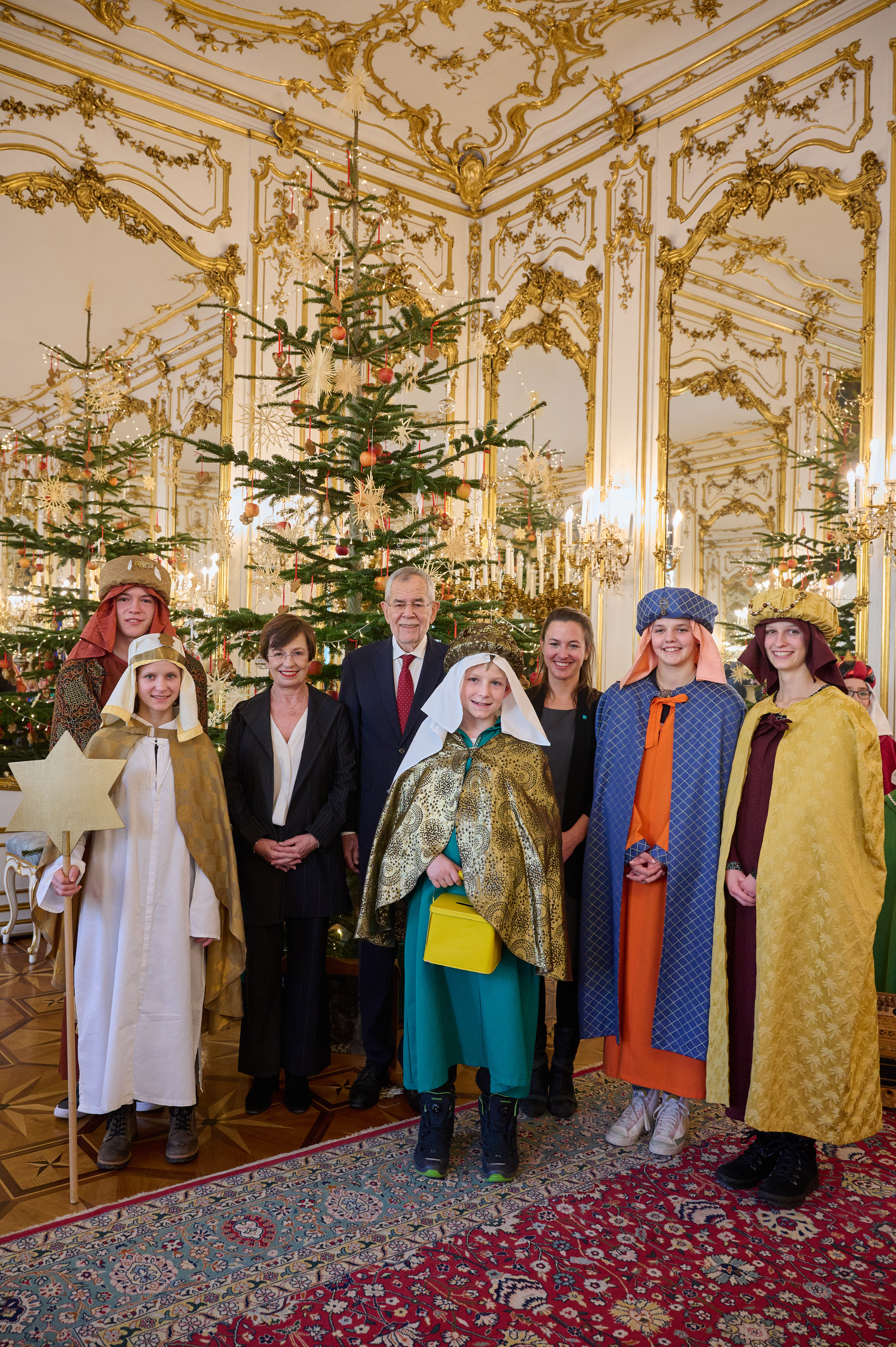 Bundespräsident Alexander van der Bellen, seine Frau Doris Schmidauer und die Bundesvorsitzende der Kath. Jungschar Teresa Millesi mit den Sternsinger*innen aus Schärding. V. l.: Florian Brunnbauer (17), Sternträgerin Carolina Lugschitz (12), mit der