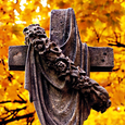 Steinernes Grabkreuz auf einem Friedhof             