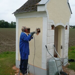 An allen vier Seiten mussten Löcher herausgestemmt werden.