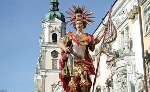           Statue des hl. Florian und die Westfassade des Stiftes St. Florian