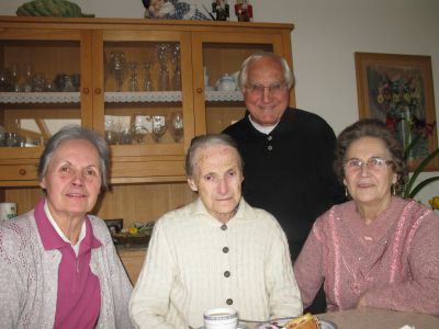Franziska Jägerstätter (mitte) mit ihren Töchtern Maria (li) und Rosi (re) und Bischof Thomas Gumbleton aus Detroit. © Diözese Linz