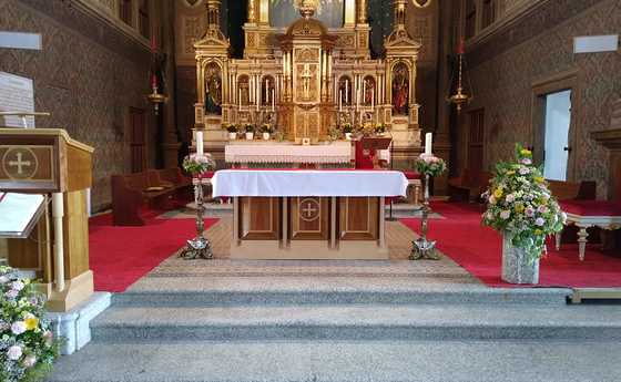 Altarraum und  Volksaltar 