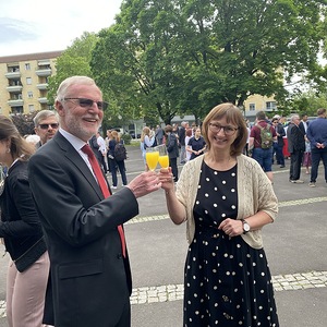 Klaus Dopler und Renate Moser stoßen an: Auf das schöne Fest!