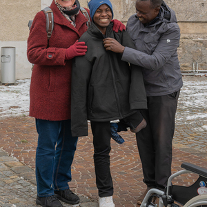 Maria Spernbauer und P. Ferdinand schauen, dass Biko vor der Kälte geschützt ist.