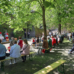 Feier im Innenhof der Pfarre