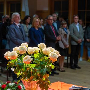 Gedenkfeier an die Opfer des ehemaligen KZ Außenlagers Ternberg unter dem Thema „Politischer Widerstand“Bild: Gedenken der Opfer mit Verlesung der Namen und jeweils eine Rose dazu