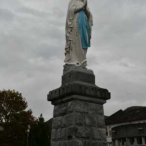 Lourdes , Marienstatue