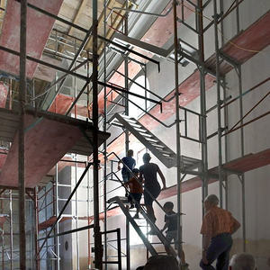 Besichtigung der Baustelle am Gerüst