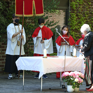 Feier im Innenhof der Pfarre