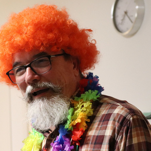 Föhnfarisur trifft Schulterpolster - Das Motto dieses Festes