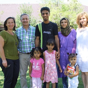 Franz Straßl begrüßt gemeinsam mit den Betreuern der Caritas  die erste Familie bei ihrer Ankunft in Haibach am Montag 31.8.2015 (Übersiedlungstag)