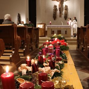 Adventkranzweihe 2022 in St. Quirinus
