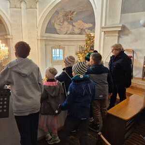 Kinder erforschen die Kirche