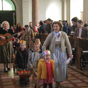 mit den Kindern des Pfarrcaritas-Kindergartens Hl. Familie