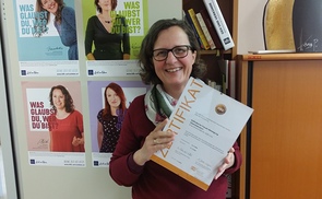 Bildungsreferentin Mag.a Susanne Lammer mit dem erneuerten Zertifikat