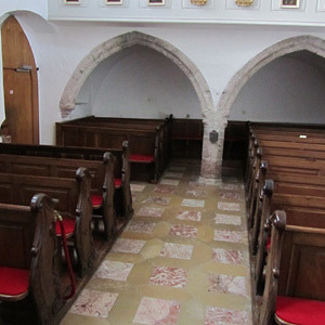 Sitzbänke im Kirchenschiff                              