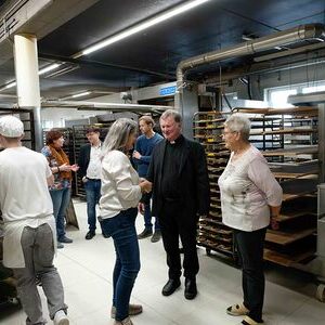 Besuch des Bischofs in der Kremstaler Hofbaeckerei der Familie Resch