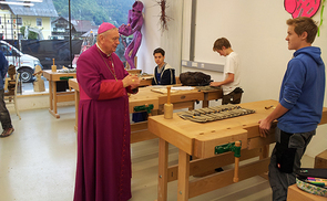 Bischof Ludwig Schwarz besucht die HTBLA Hallstatt. © HTBLA Hallstatt 