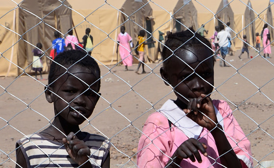 Kenia/Kakuma: Kinder in Kakuma, einem der größten Flüchtlingslager der Welt.Die Salesianer Don Boscos unterrichten die Kinder und Jugendlichen, bieten Berufsausbildungen an und betreiben ein Jugendzentrum auf dem Camp.