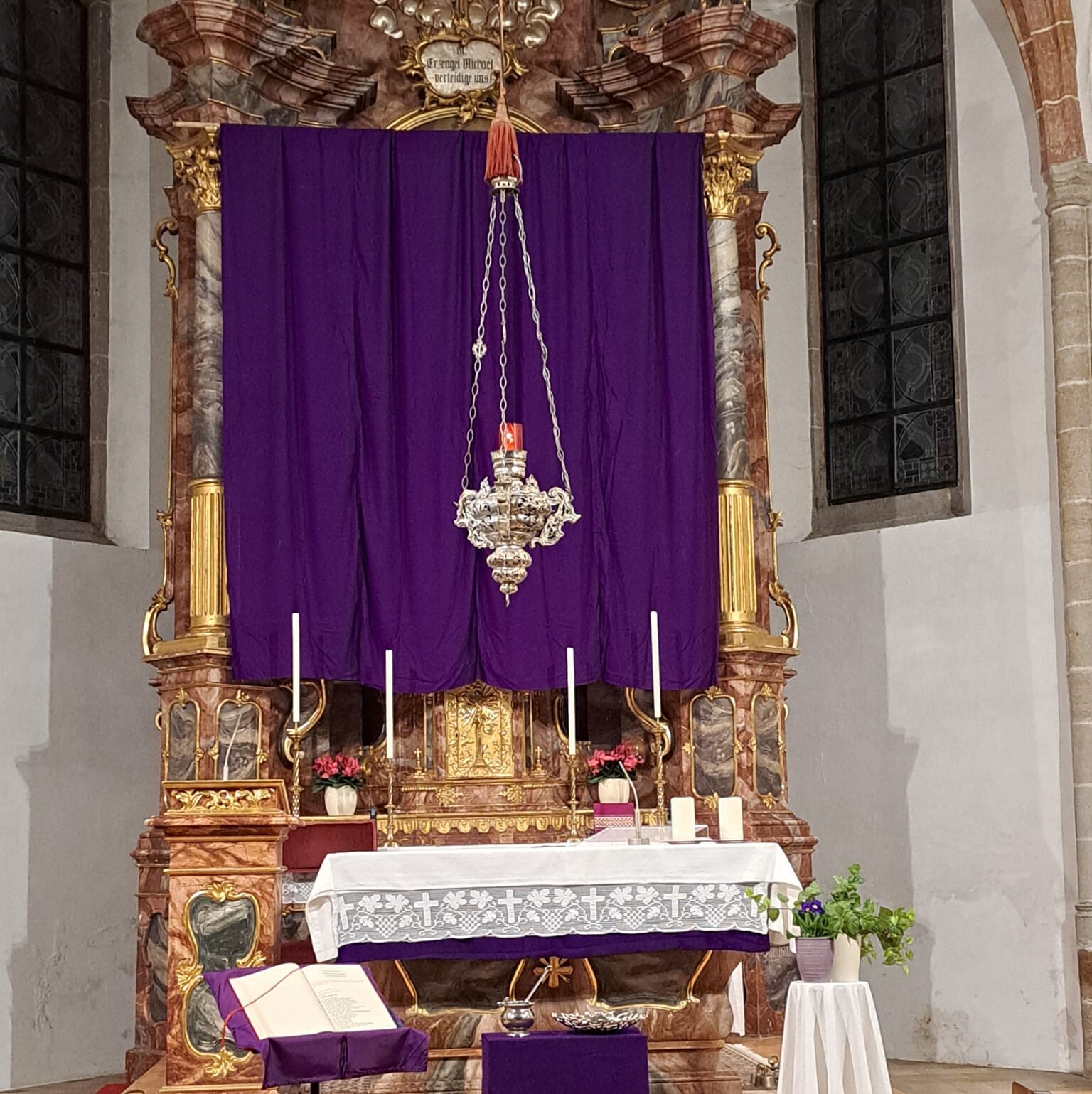 Verhüllter Altar in MB
