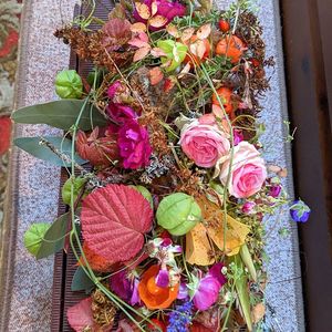 Blumenarrangement von Hilde Helmhart