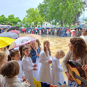 Erstkommunionkinder singen
