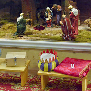 Sternsinger-Gottesdienst in Kirchdorf an der Krems mit Pfarrer P. Severin Kranabitl und Pastoralassistentin Bernadette Hackl, die die Aktion für Kirchdorf koordinierte. Kinder, Jugendliche und Erwachsene zogen als Sternsinger in die Kirche ein. Dabe